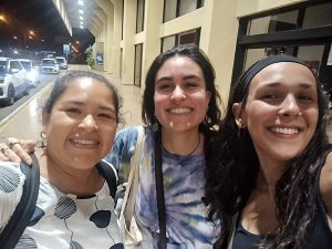 Marta Barreiro en su llegada a Santa Cruz, Bolivia donde colabora con Mi Rancho, acompañada de Paula, VOLPA en Mi Rancho desde hace un año y Fabiola, la directora de la institución.